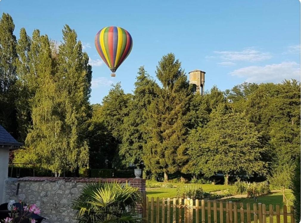 Le Coeur De La Petite Cisse Bed & Breakfast Monteaux Bagian luar foto