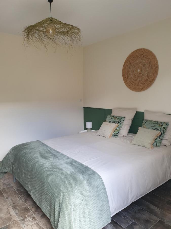 Le Coeur De La Petite Cisse Bed & Breakfast Monteaux Bagian luar foto