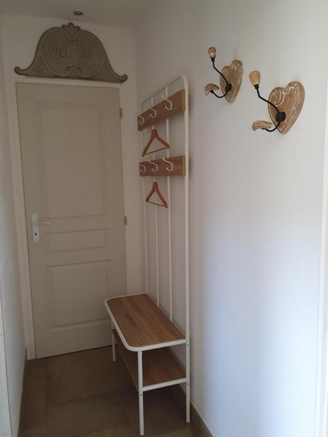 Le Coeur De La Petite Cisse Bed & Breakfast Monteaux Bagian luar foto